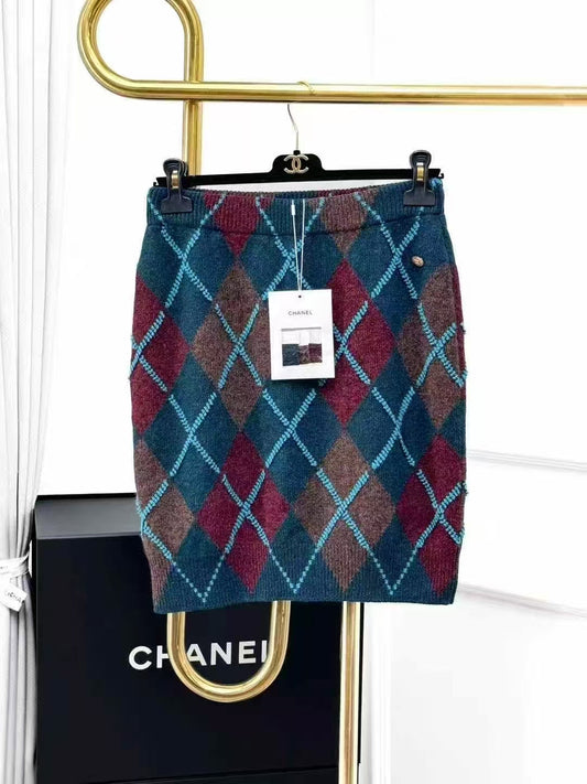 Chanel 24A Color-Blocked Diamond-Quilted Cashmere Knit Skirt