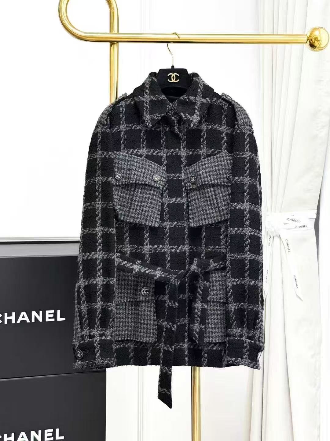 Chanel 22K Fall/Winter Bestseller Black-and-Gray Checkered Four-Pocket Jacket