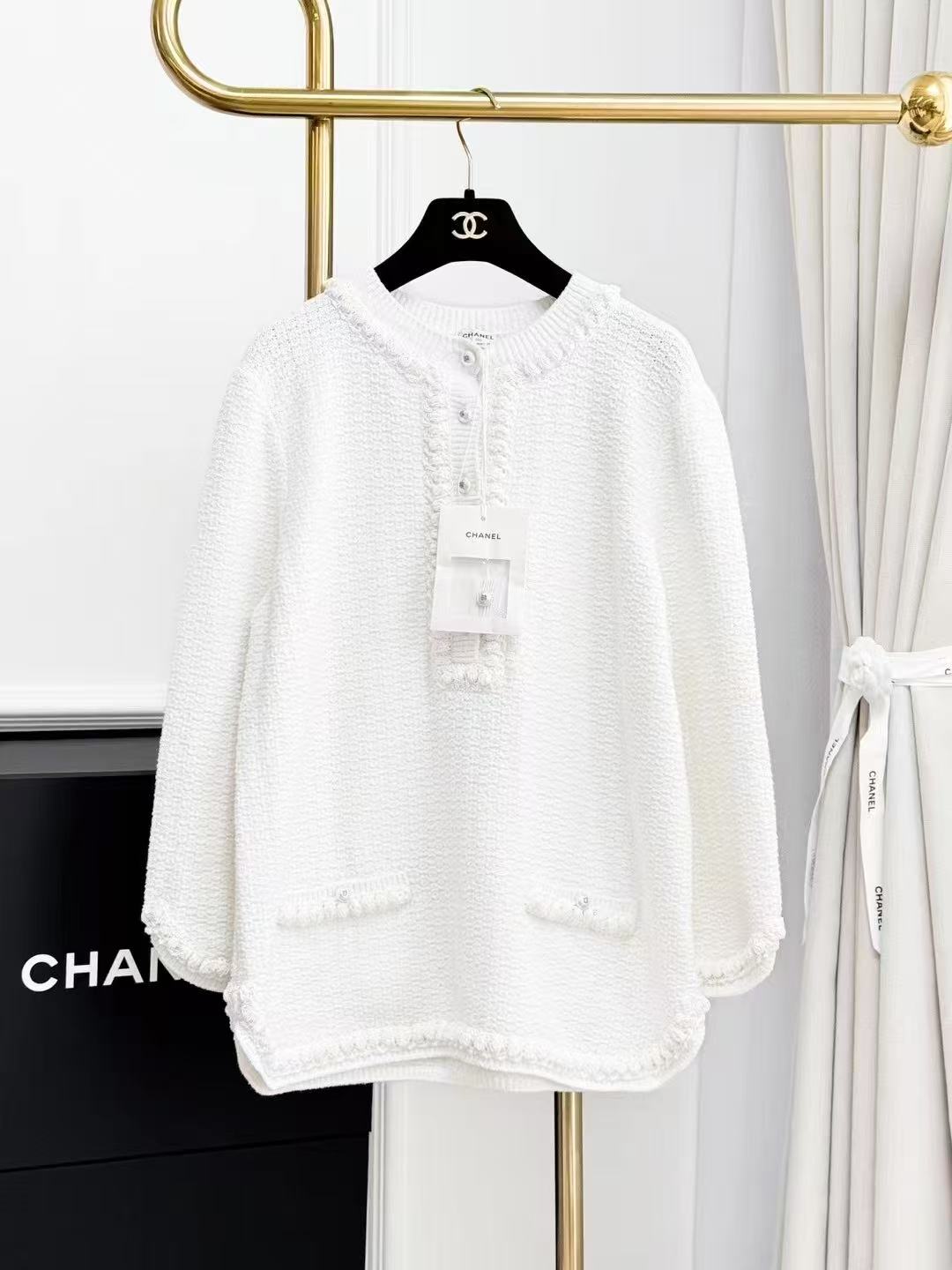 Chanel 25P White Knit Pocket Top with Pearl Stud Button