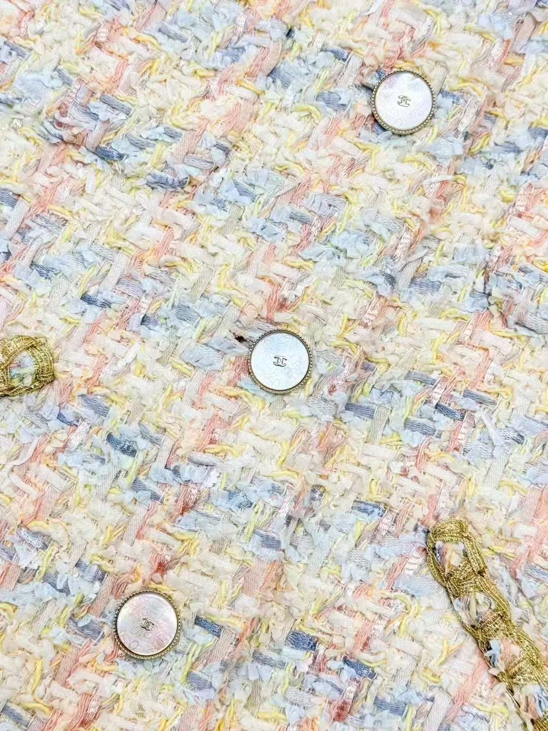 Chanel 25P Cream-Yellow Mélange Knit Short Jacket with Small Stand Collar