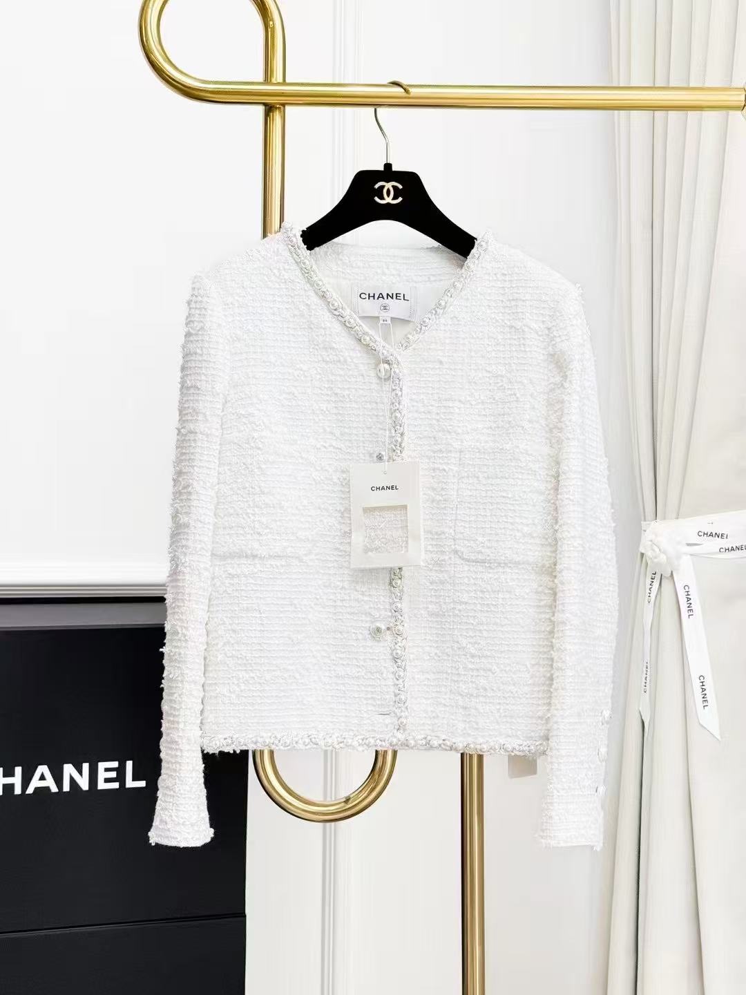 Chanel 25P Spring/Summer Preview: White Pearl-Trimmed Knit Jacket