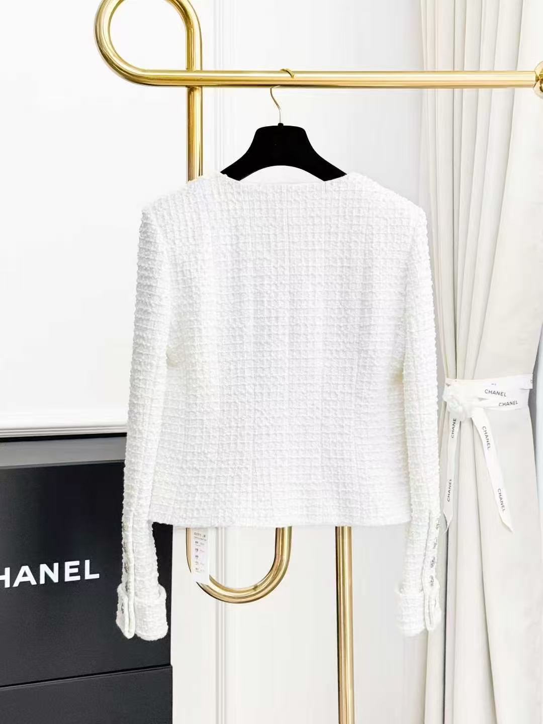 Chanel 22C White Diamond Buckle Round Neck Long Sleeve Jacket