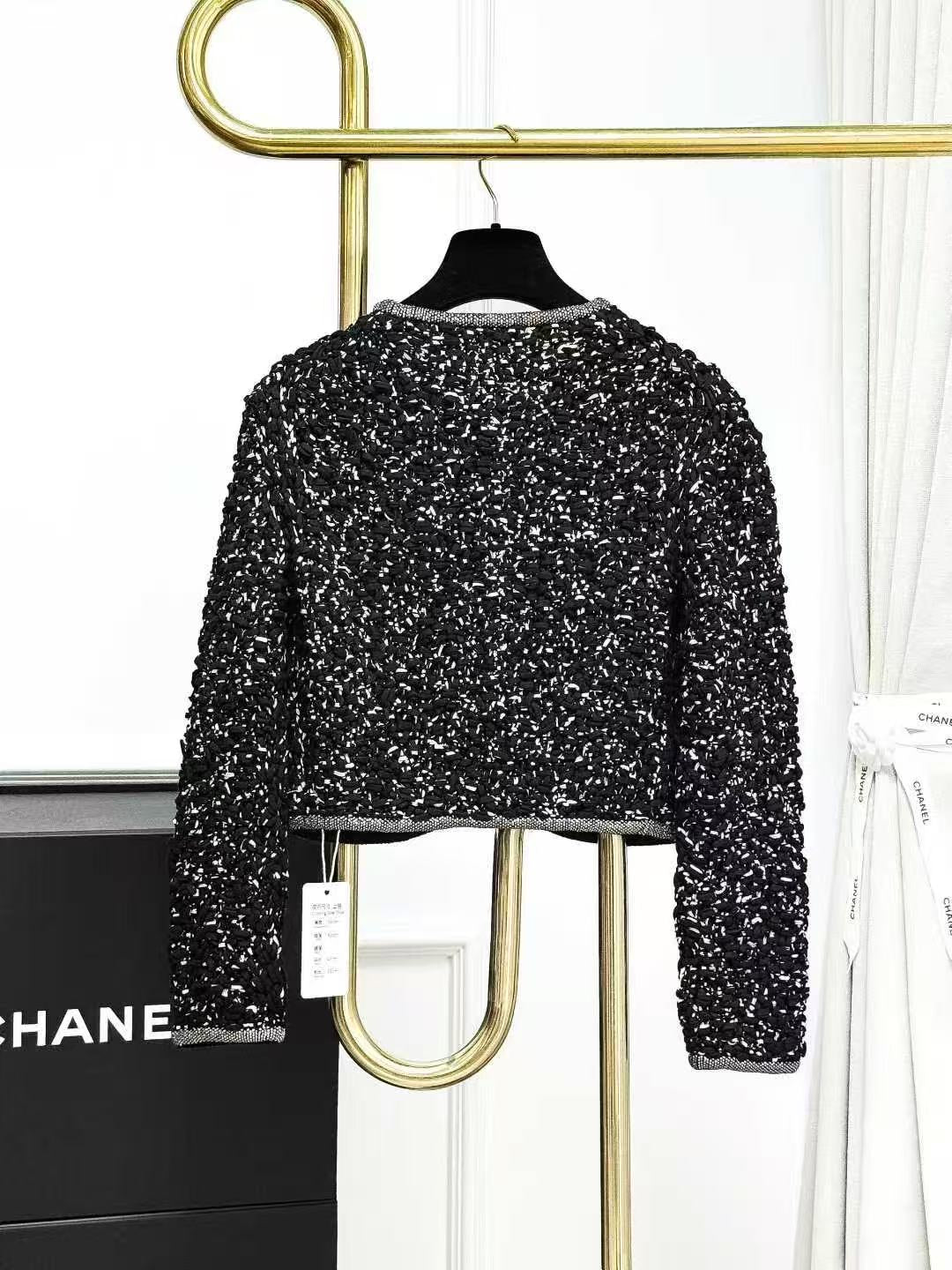 Chanel 25P 黑白混色水钻装饰双 C 扣夹克