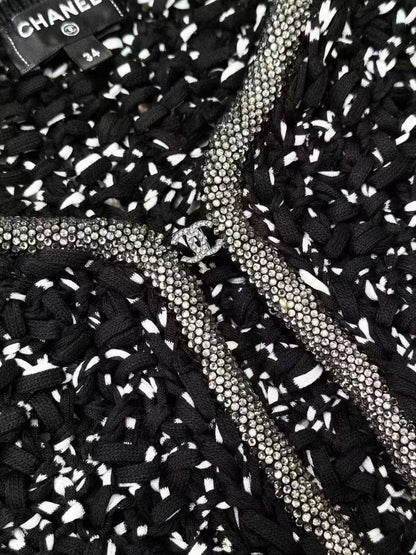 Chanel 25P 黑白混色水钻装饰双 C 扣夹克