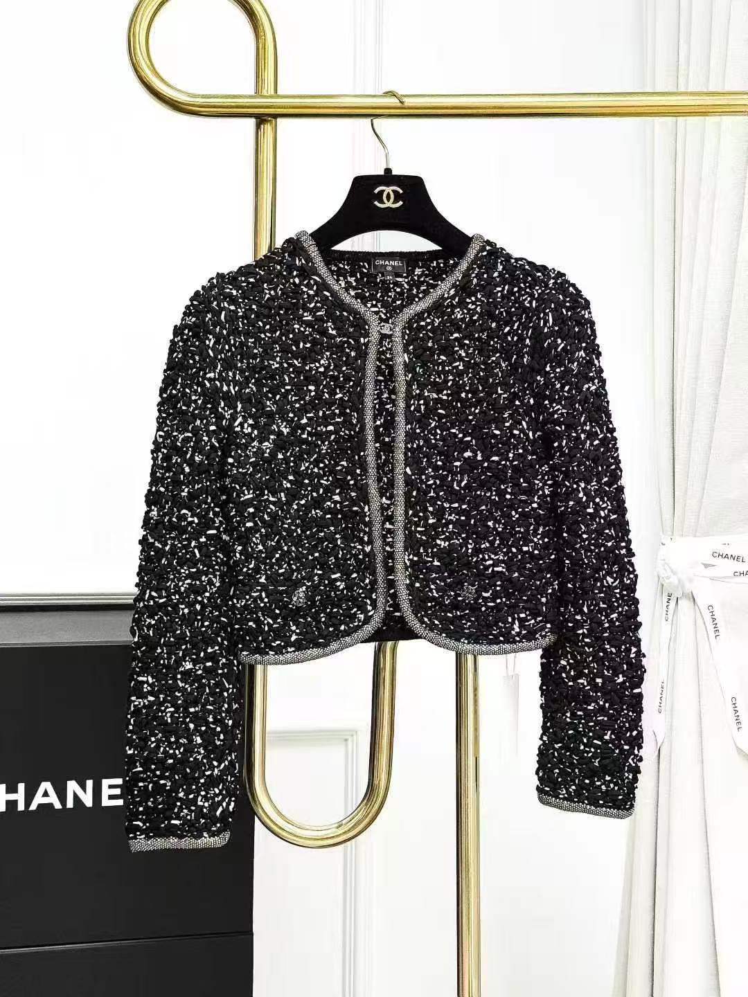 Chanel 25P 黑白混色水钻装饰双 C 扣夹克