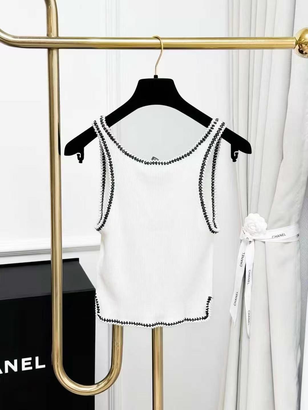Chanel 22C White Knitted Vest with Black Trim