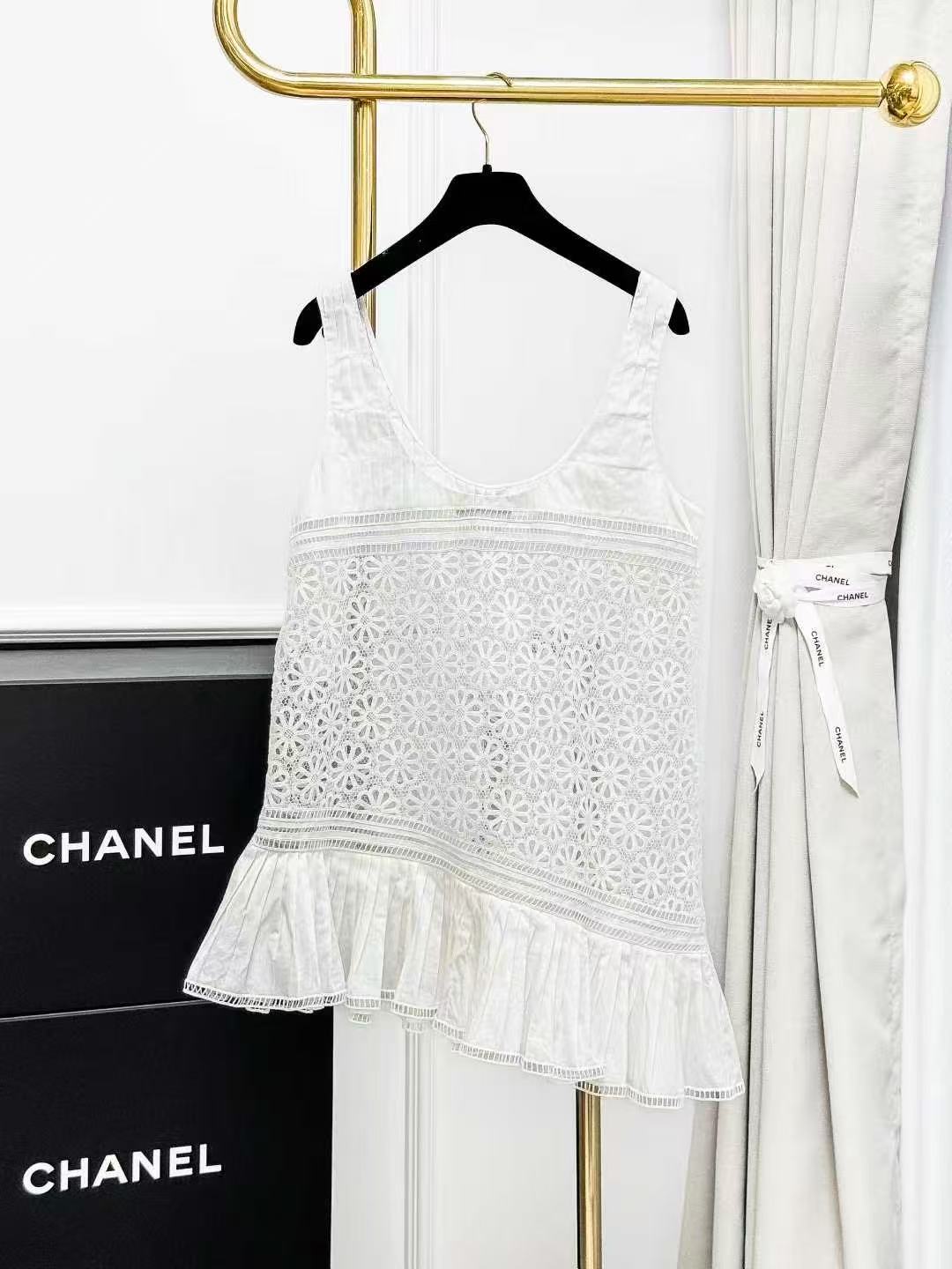 Chanel 25C White Openwork Sunflower Sleeveless Asymmetric Hemline Dress