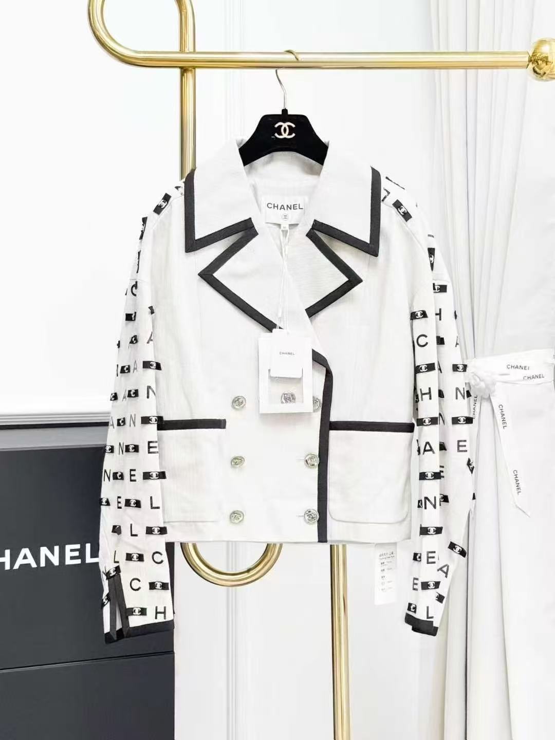 Chanel 21S Three-Dimensional Black Letter Logo Sequined Bow Off-White Jacket
