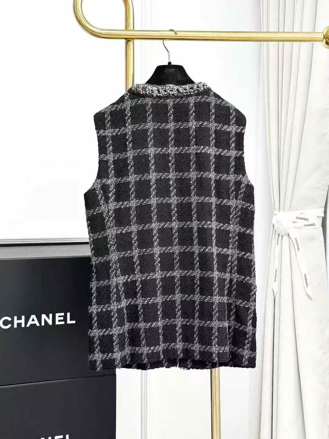 Chanel 22K Black-and-Gray Checkered Four-Pocket Sleeveless Vest