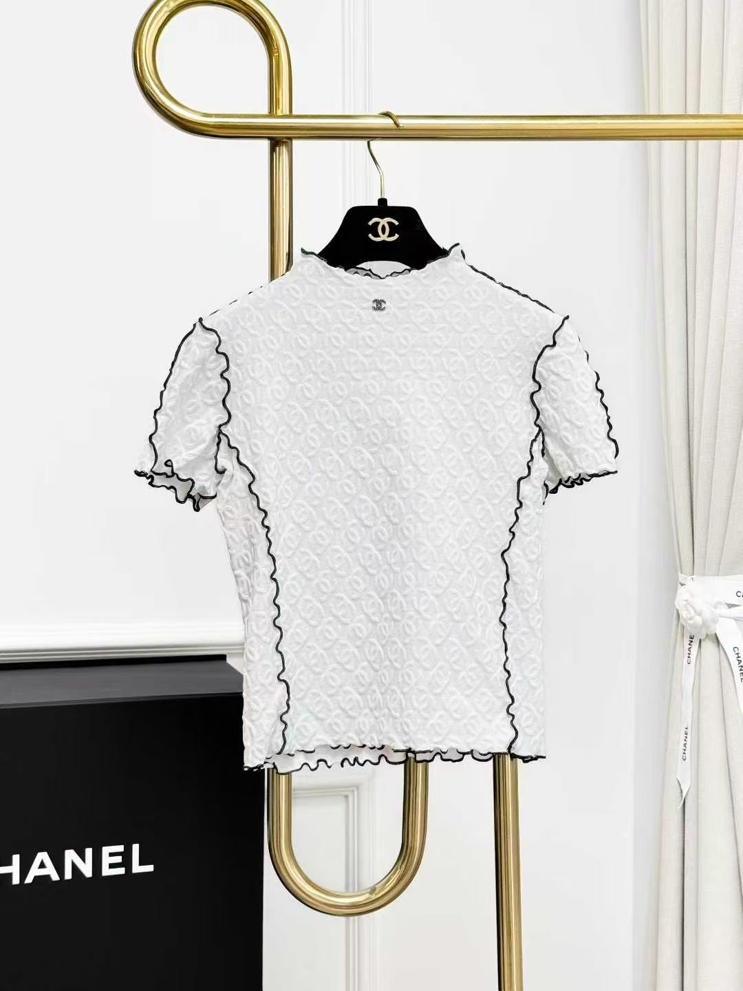 Chanel 25S Bestseller White Short-Sleeve Top with Black-Edged Double C Logo