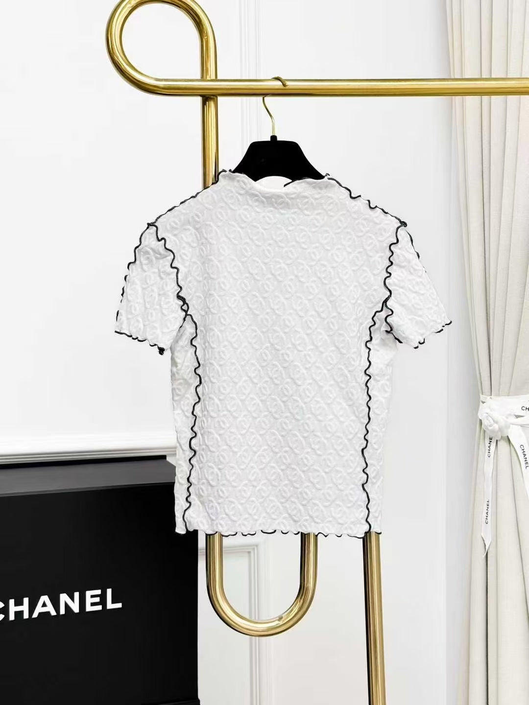 Chanel 25S Bestseller White Short-Sleeve Top with Black-Edged Double C Logo