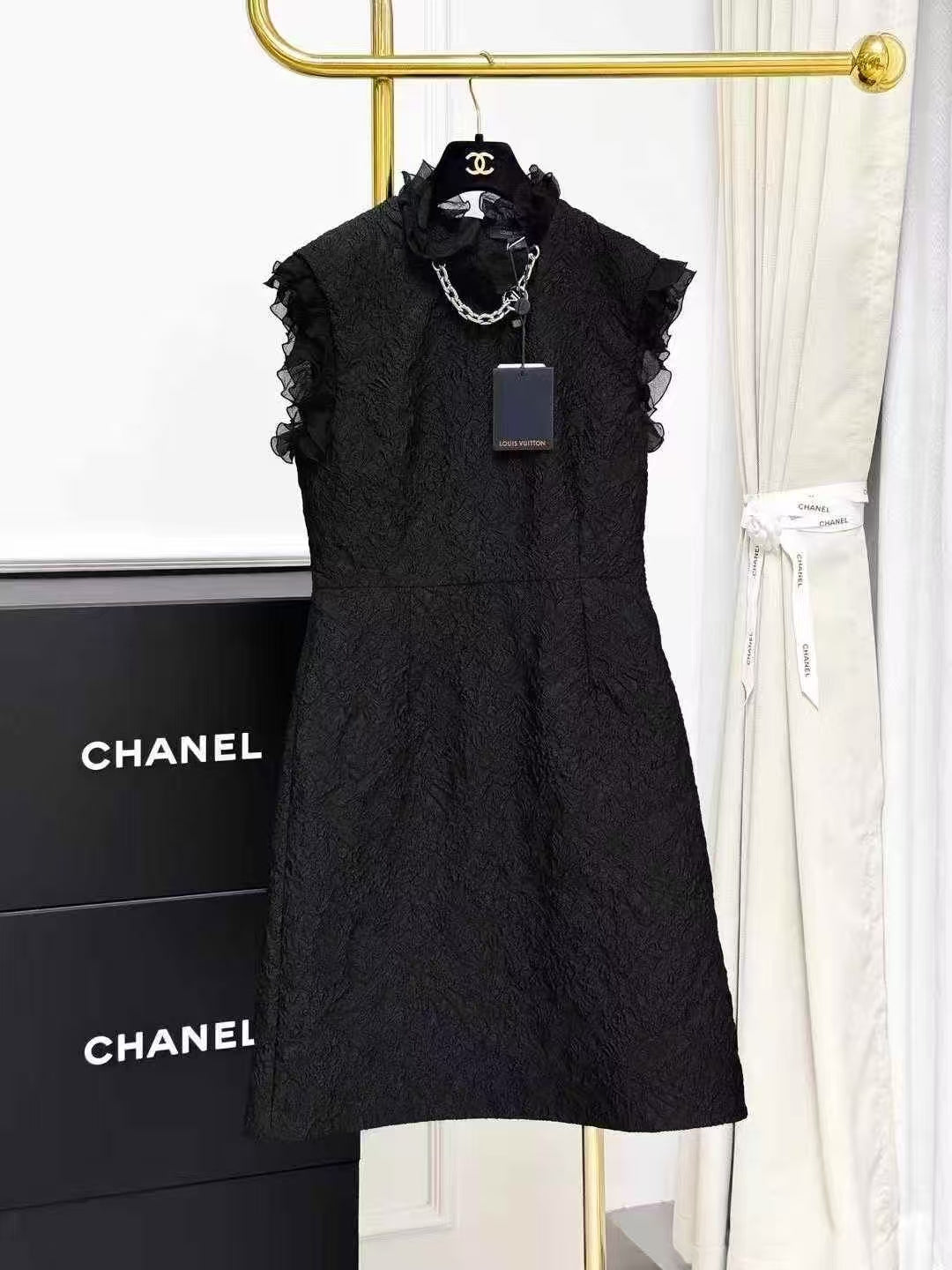 LV Black Embossed Floral Pattern Wood Ear Sleeveless Dress