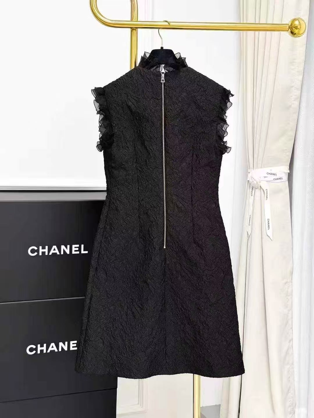 LV Black Embossed Floral Pattern Wood Ear Sleeveless Dress