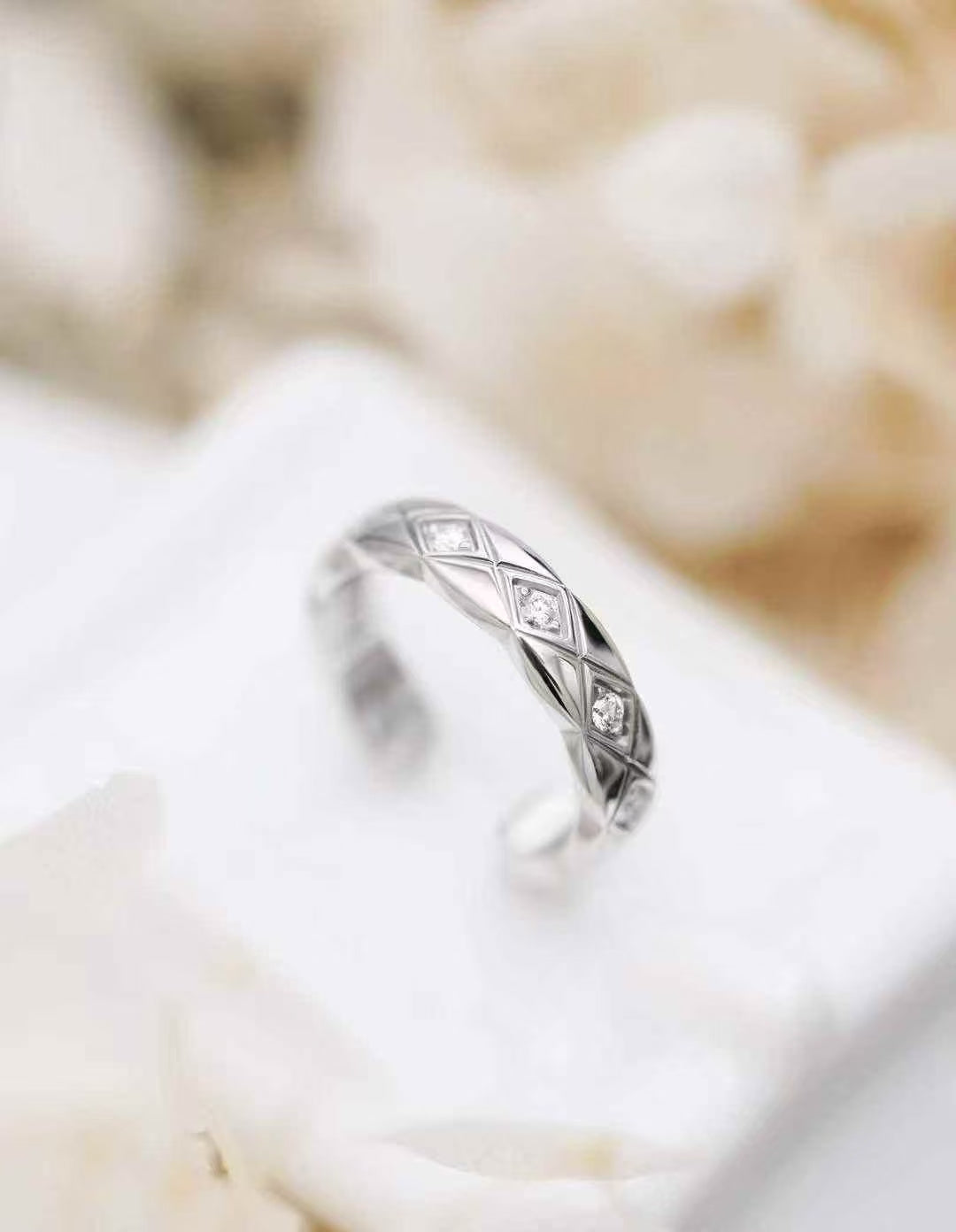 Chanel Coco Crush Platinum Diamond-Studded Diamond-Pattern Ear Cuff