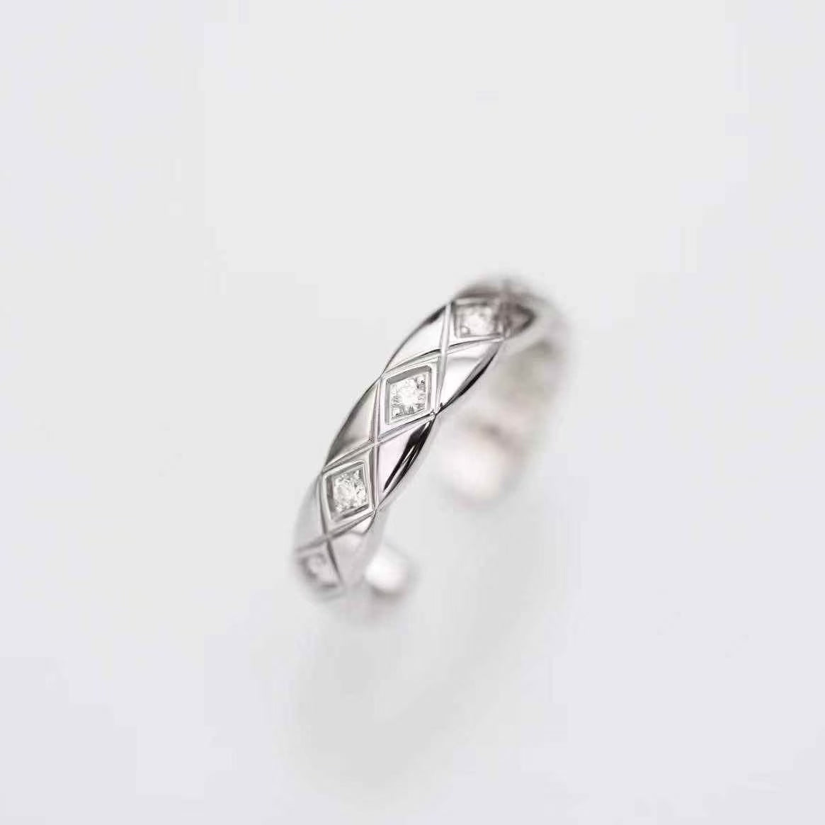 Chanel Coco Crush Platinum Diamond-Studded Diamond-Pattern Ear Cuff