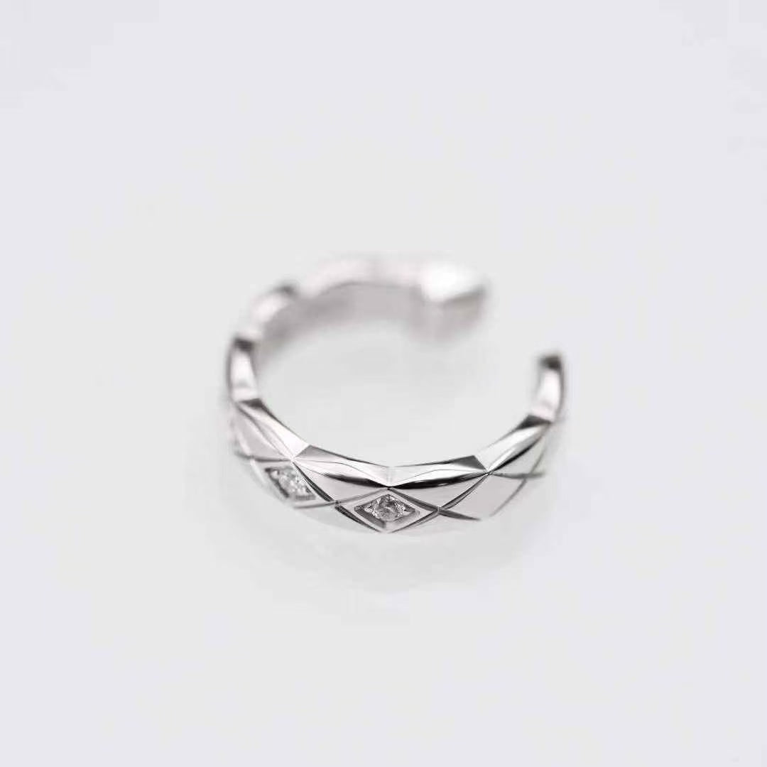 Chanel Coco Crush Platinum Diamond-Studded Diamond-Pattern Ear Cuff