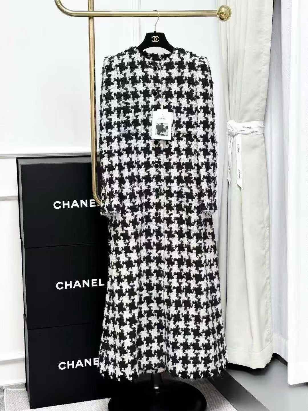 Chanel 21A Château Collection Long-Line Houndstooth Check Knitted Coat