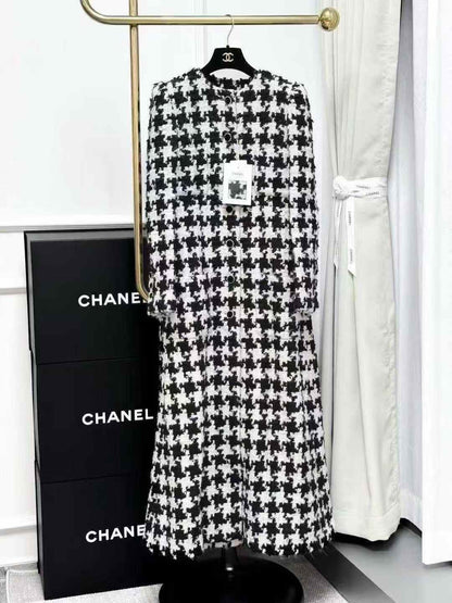 Chanel 21A Château Collection Long-Line Houndstooth Check Knitted Coat