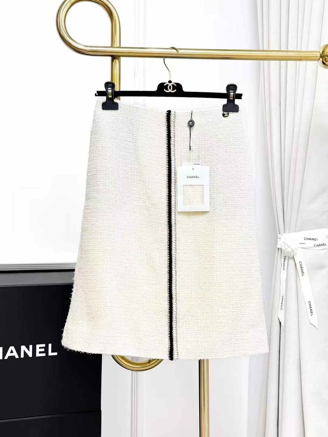 Chanel 20A Kangpeng Street Show Style Cream-and-Black-Woven Skirt