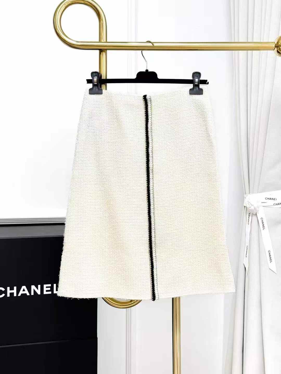 Chanel 20A Kangpeng Street Show Style Cream-and-Black-Woven Skirt